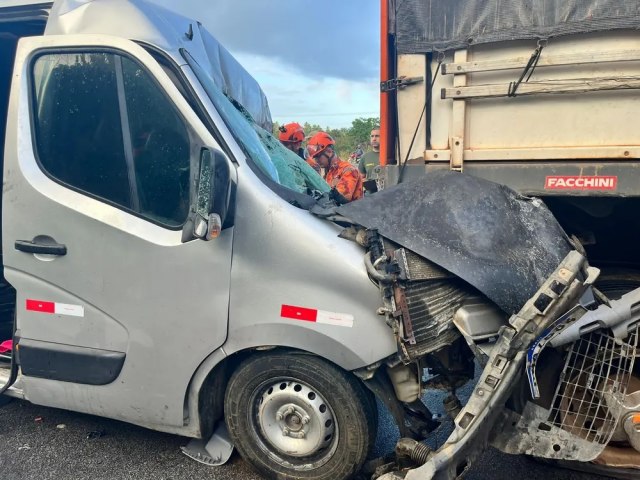 Pindoretama : Van que transportava pacientes colide em caminho e deixa dois mortos e feridos