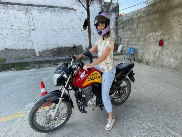 Dia do Motociclista - Mulheres driblam desafios e realizam sonho de tirar CNH para pilotar motocicleta