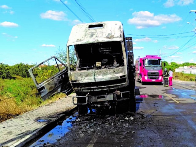 Caminho de Limpeza Pblica  consumido pelas chamas em Iguatu