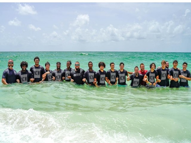 24 jogadores se batizam em praia onde treinador morreu: Tiramos o bem da tragdia