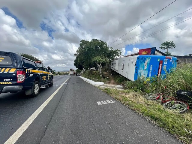 nibus que levava romeiros a Juazeiro do Norte tomba na Paraba, e motorista morre no acidente