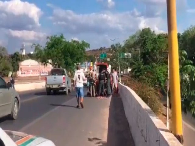 Bombeiros evitam que homem pule de viaduto em Crato