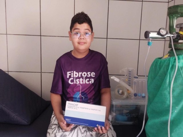 Menino de 10 anos espera medicamento de alto custo para tratar doena rara