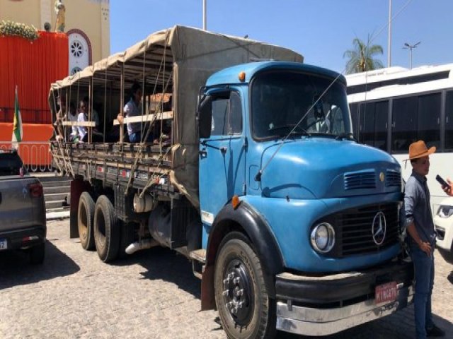 Apesar de proibido, caminho pau de arara transporta romeiros de Serra Talhada para Juazeiro do Norte