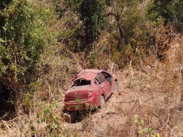 Motorista perde controle de carro, sai da pista e cai em ribanceira, em Vrzea Alegre