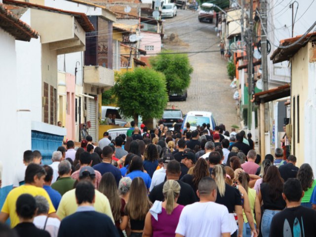 Moradores de Aracoiaba acompanham sepultamento de vtimas da chacina