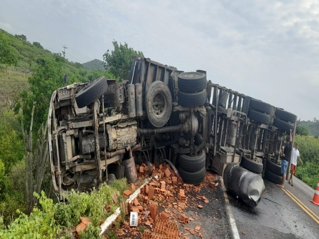 Carreta com carga de tijolo tomba na BR-020, em Tau