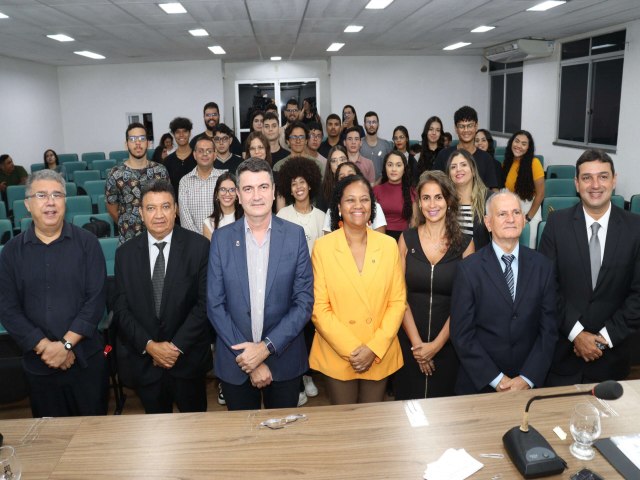 Uece recebe alunos do novo curso de Direito destacando a importncia da expanso das universidades pblicas estaduais