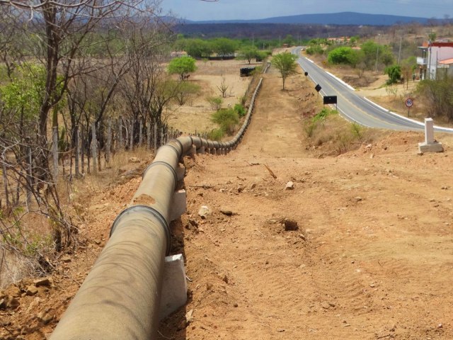 Rompimento na adutora do Aude Arneiroz II paralisa abastecimento em Tau