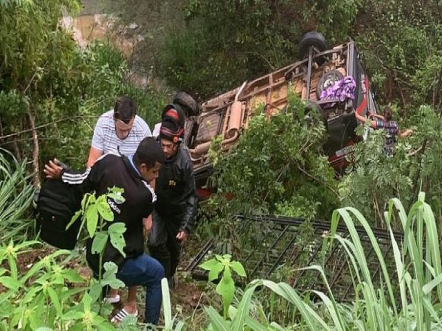 Topic que vinha de Cedro capotou com 15 passageiros na Rodovia Padre Cicero