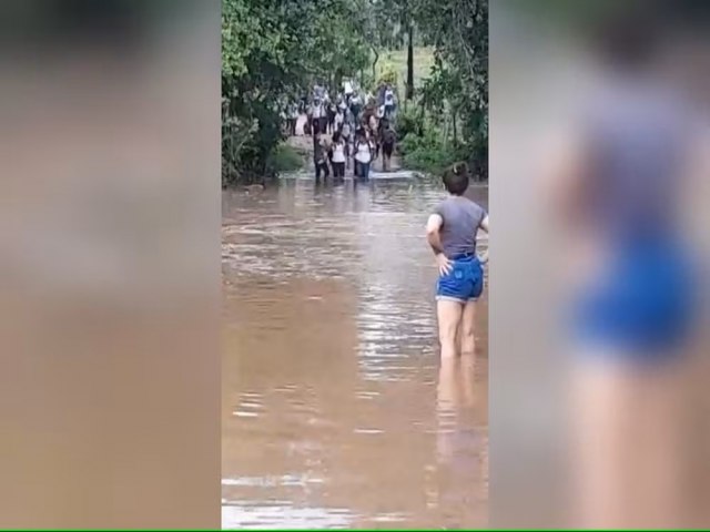 Canind : Estudantes atravessam ponte com gua nos joelhos para voltar da escola