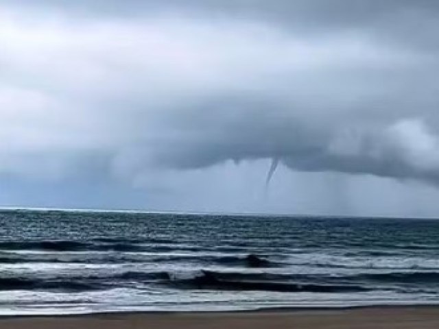 Tromba d'gua surpreende banhistas em praia do litoral do Cear