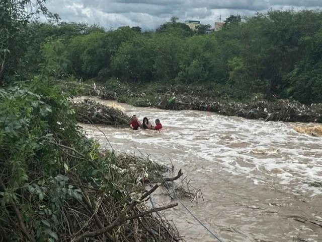 Mulheres so arrastadas pela gua e ficam ilhadas em rocha em meio a correnteza de rio em Canind