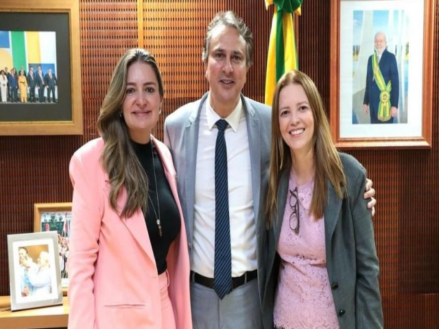 Senadora Augusta Brito se licencia, e Janana Farias assume vaga no Senado