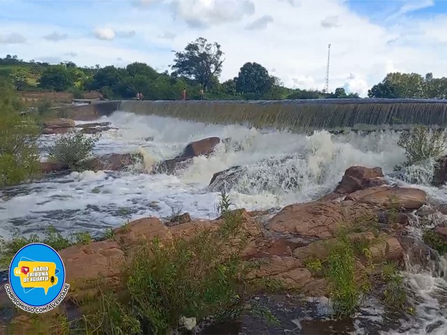  A Barragem de Crebilon Lima Verde sangra para a alegria dos moradores e visitantes.