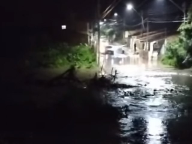  Chuva Intensa Causa Alagamentos em Parambu: Duas Vias Afetadas