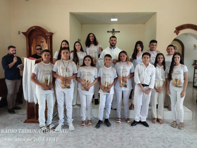 Crianas e Adolescentes Recebem Primeira Eucaristia na Capela Nossa Senhora de Ftima