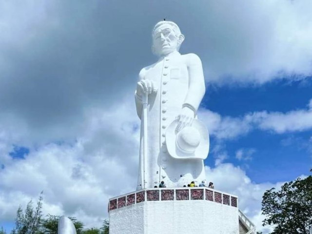 A Esttua do Padre Ccero: Um cone Turstico no Corao do Cear