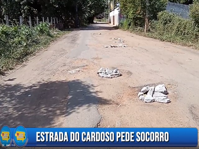 Populao de Cardoso enfrenta estradas em pssimas condies e usa restos de material de construo para tapar buracos