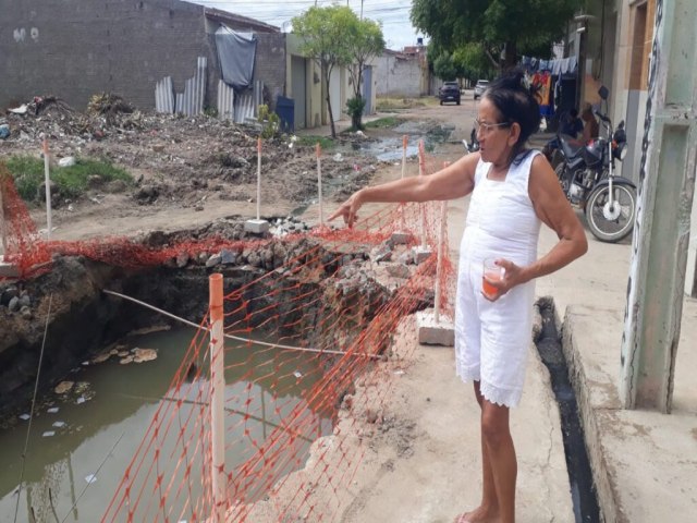 Moradores do Cajueiro e Conj. Pe. Z Marques reclamam obra de drenagem paralisada com valas abertas