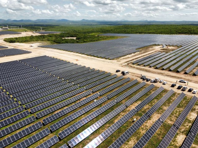 ENERGIAS RENOVVEIS Complexo solar com capacidade para atender a 350 mil residncias  inaugurado em Jaguaretama