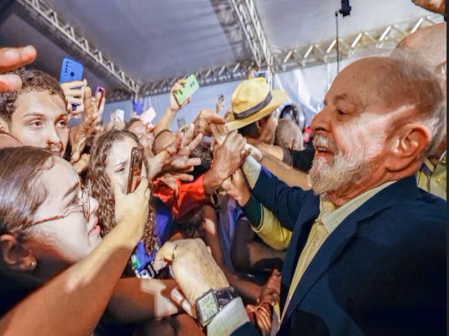 Lula entrega casas populares no Rio, cita 9.000 obras paradas e diz: Esse pas foi abandonado