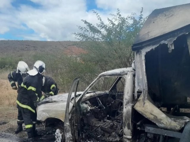 Veculo pega fogo na CE 282 em Iguatu; carro fica destrudo