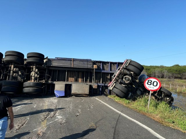 Caminho carregado com cilindros tomba na CE-138 e bloqueia rodovia em Cascavel