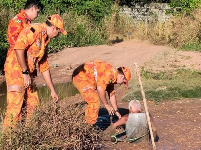  Idoso  resgatado pelo CBMCE aps ficar atolado em lamaal no Ancuri