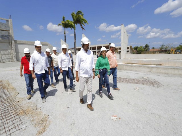 Infraestrutura Governador Elmano de Freitas visita obras de escola e Mercado Municipal em Caucaia