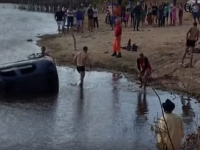 Carro com quatro pessoas cai em aude e uma delas morre submersa