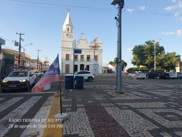 Praas de Iguatu se transformam em palco de campanha com bandeiras dos candidatos