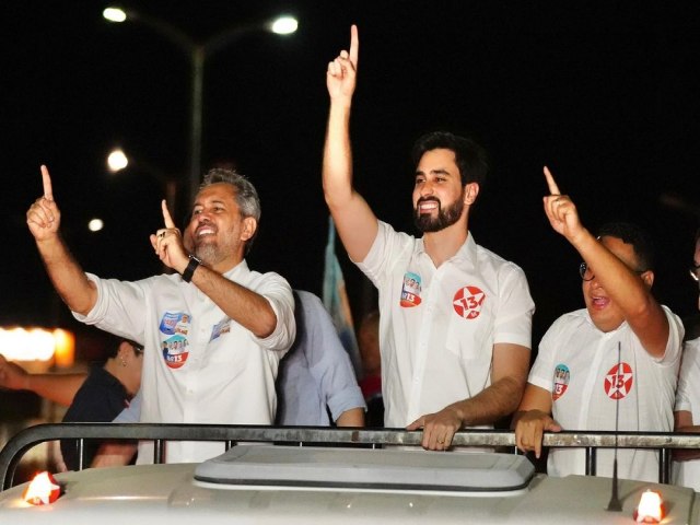 Ao lado do governador Elmano de Freitas (PT), Ilo Neto (PT), reune multido durante carreata em Iguatu