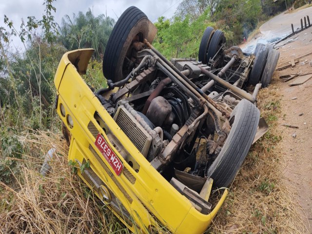 Acidente no Stio Guaribas, em Crato: Caminho Carregado de Gesso Capota na Rodovia CE-292; Motorista Preso nas Ferragens