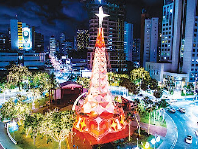 Fortaleza : Decorao natalina comea a transformar capital cearense em clima de festa