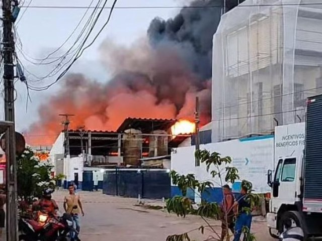 Pernambuco : Incndio de grandes propores atinge 5 mil m de fbrica de colches em Olinda