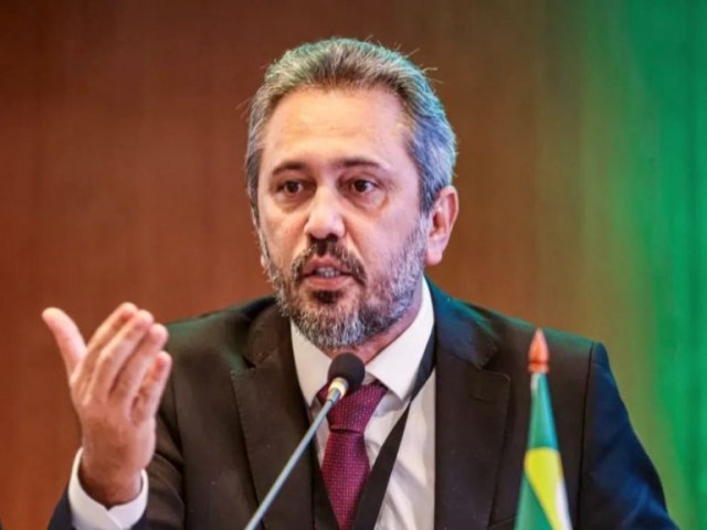 Elmano de Freitas destaca assinatura de memorando com CGN Brasil para novos empreendimentos de energia solar e elica no Cear