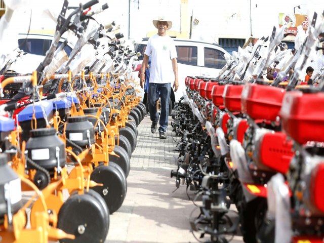 Agricultura familiar: associaes e cooperativas de 85 municpios cearenses recebem motocultivadores