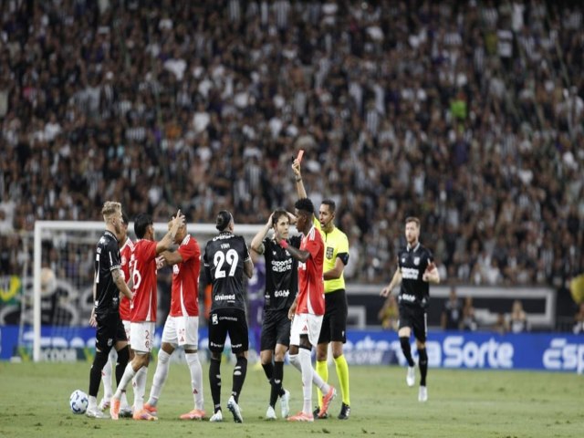 Com um a menos desde os 4 minutos após expulsão de Vina, Ceará perde para o Inter no Castelão Com um a menos desde os 4 minutos após expulsão de Vina, Ceará perde para o Inter no Castelão