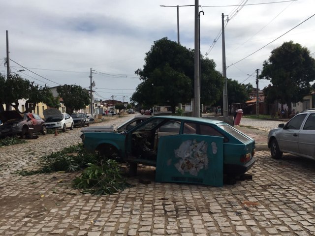 Secretarias trabalham na fiscalizao de veculos em sucatas e carros abandonados em vias pblicas de Ass