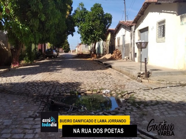 Bueiro danificado e lama jorrando na Rua dos poetas