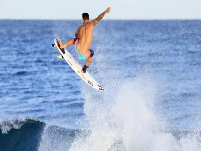 talo Ferreira avana e reedita final dos Jogos Olmpicos em J-Bay