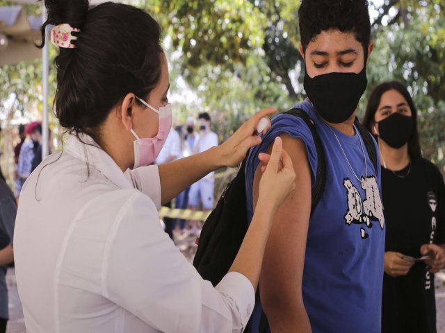 Covid-19: cerca de 21,5 milhes de brasileiros no tomaram 2 dose