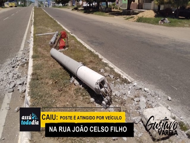 Caiu: Poste de iluminao pblica  atingido por veculo na Rua Joo Celso Filho