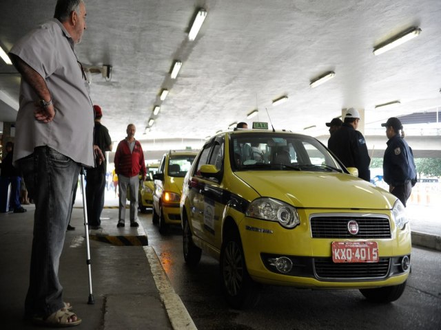 Auxlio para taxistas e caminhoneiros comea a ser pago em agosto