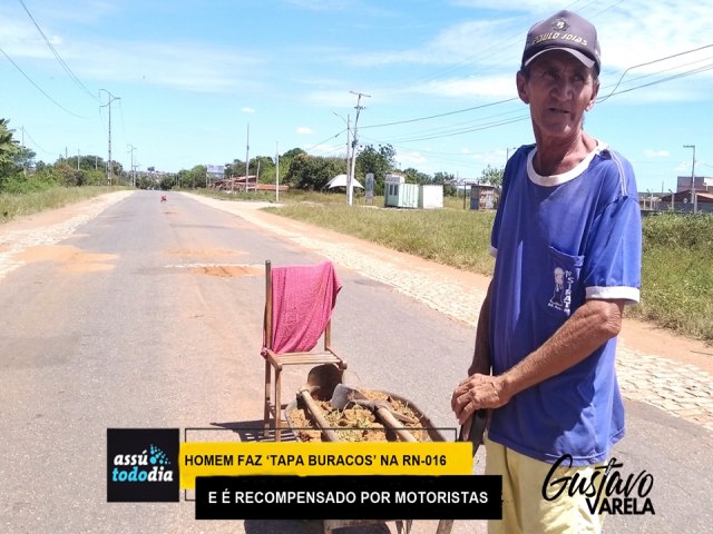  Homem faz tapa buracos na RN-016 e  recompensado por motoristas