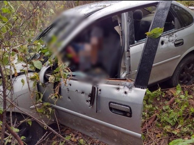 Carro  atacado com mais de trinta tiros: Casal  morto e criana fica ilesa