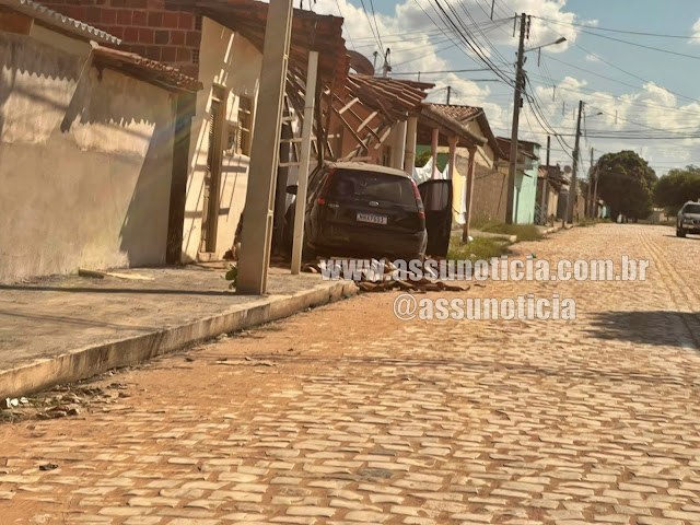 Veculo colide em pilar e derruba alpendre no bairro Frutilndia