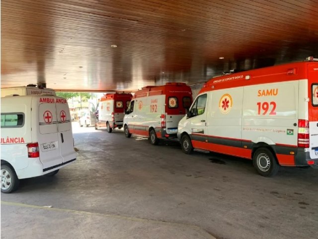 Com pacientes em macas  espera de leitos, 15 ambulncias do Samu ficam retidas no Hospital Walfredo Gurgel