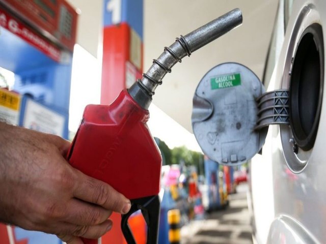 Litro da gasolina sendo vendido por menos de cinco reais em Ass